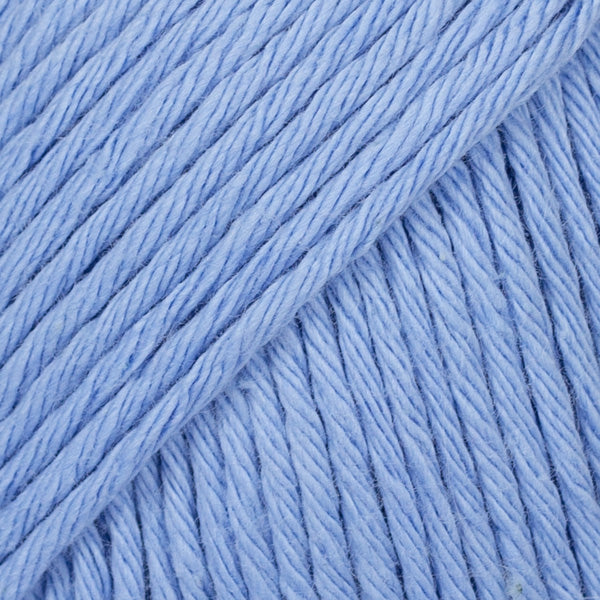 Detailaufnahme von der Wolle DROPS Paris in der Farbe 73 kornblumenblau. Kornblumenblau ist ein schönes Mittelblau.