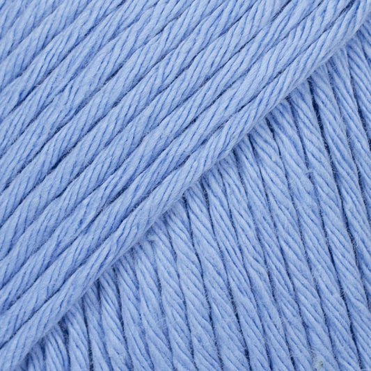 Detailaufnahme von der Wolle DROPS Paris in der Farbe 73 kornblumenblau. Kornblumenblau ist ein schönes Mittelblau.