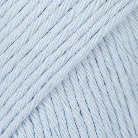 Detailaufnahme von der Wolle DROPS Paris in der Farbe 76 puderblau. Puderblau ist ein zartes helles Blau.