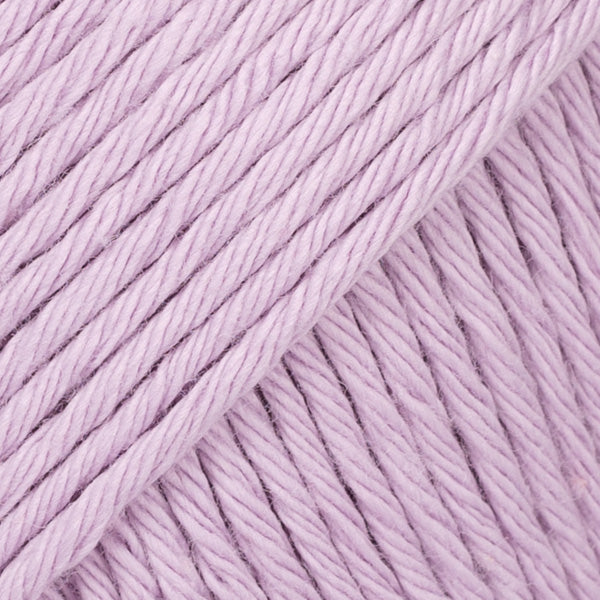 Detailaufnahme von der Wolle DROPS Paris in der Farbe 77 zarte orchidee. Zarte orchidee ist ein zartes Lila.