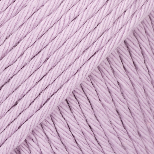 Detailaufnahme von der Wolle DROPS Paris in der Farbe 77 zarte orchidee. Zarte orchidee ist ein zartes Lila.