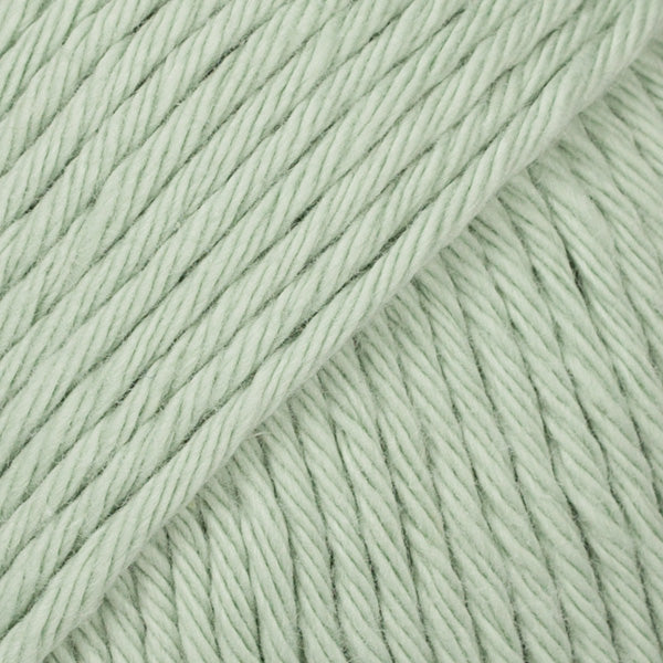 Detailaufnahme von der Wolle DROPS Paris in der Farbe 79 pfefferminze. Pfefferminze ist ein heller zarter Grünton.