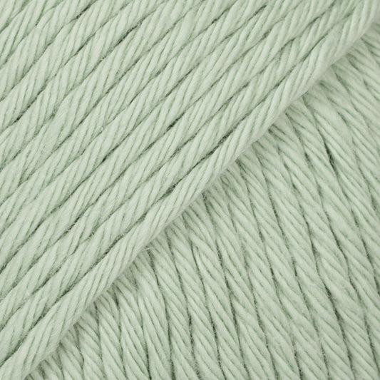 Detailaufnahme von der Wolle DROPS Paris in der Farbe 79 pfefferminze. Pfefferminze ist ein heller zarter Grünton.