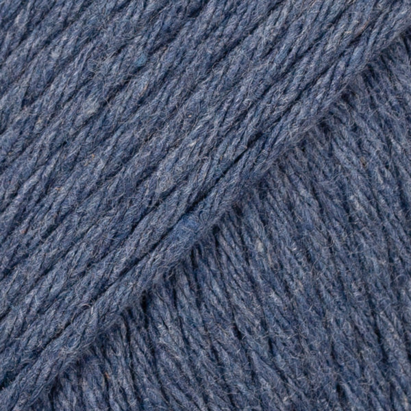Detailaufnahme von der Wolle DROPS Paris in der Farbe recycled denim 103 dark wash. Dark wash ist ein dunkles Blau.