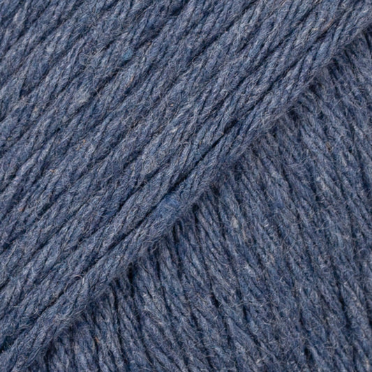 Detailaufnahme von der Wolle DROPS Paris in der Farbe recycled denim 103 dark wash. Dark wash ist ein dunkles Blau.