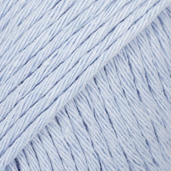 Detailaufnahme von der Wolle DROPS Paris recycled denim in der Farbe 100 light wash. Light wash ist ein sehr helles Blau.