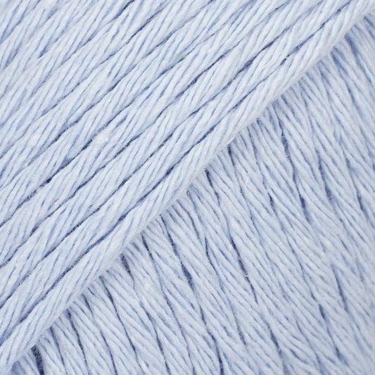Detailaufnahme von der Wolle DROPS Paris recycled denim in der Farbe 100 light wash. Light wash ist ein sehr helles Blau.