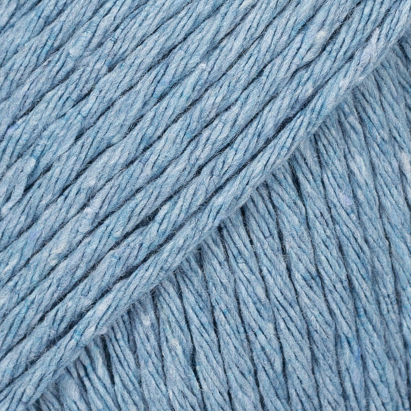Detailaufnahme von der Wolle DROPS Paris recycled denim in der Farbe 101 hellblau.