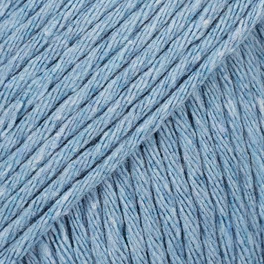 Detailaufnahme von der Wolle DROPS Paris recycled denim in der Farbe 101 hellblau.