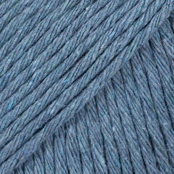 Detailaufnahme von der Wolle DROPS Paris recycled denim in der Farbe 102 spray blue. Spray blue ist ein mittlerer Blauton.