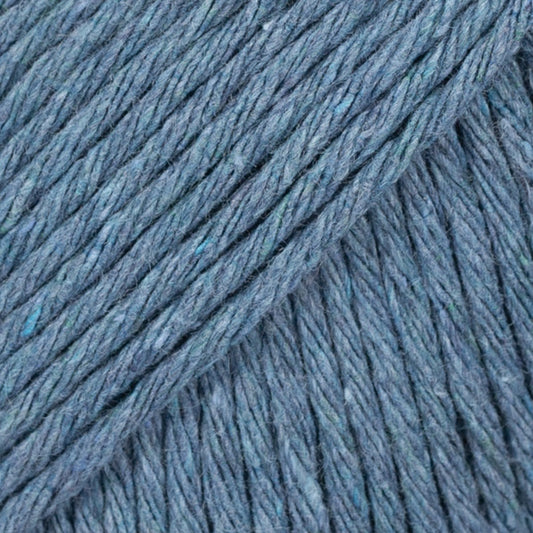Detailaufnahme von der Wolle DROPS Paris recycled denim in der Farbe 102 spray blue. Spray blue ist ein mittlerer Blauton.