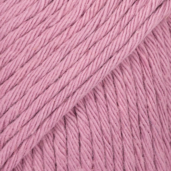 Detailaufnahme von der Wolle DROPS Paris in der Farbe 64 amethyst. Amethys ist ein mittleres Lila.