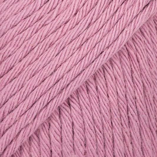 Detailaufnahme von der Wolle DROPS Paris in der Farbe 64 amethyst. Amethys ist ein mittleres Lila.
