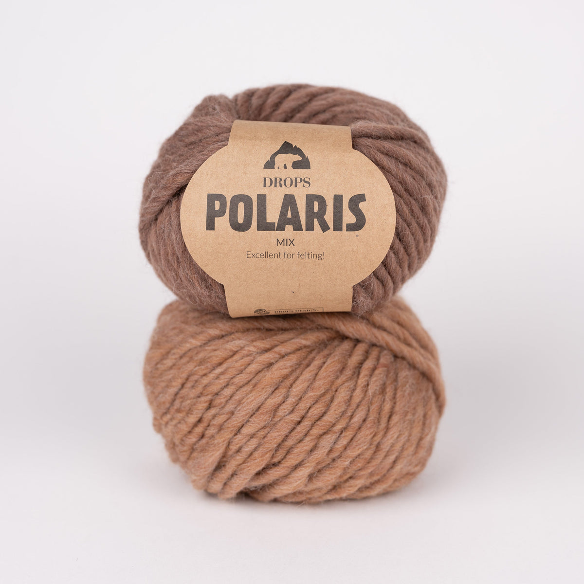 Zwei Knäuel der Wolle DROPS Polaris in den Farbe eichel (unten) und 15 mandel (oben).