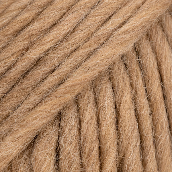 Detailaufnahme von der Wolle DROPS Snow in der Farbe 129 eiche rustikal. Die Farbe eiche rustikal erinnert vom Farbton an ein Sahne-Caramel-Bonbon.