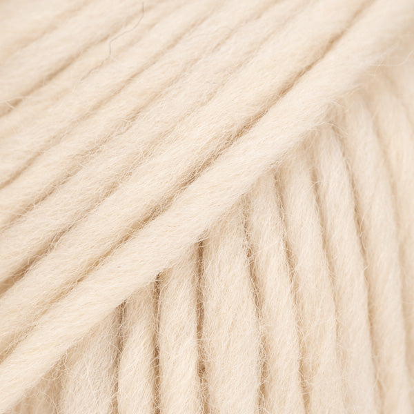 Detailaufnahme von der Wolle DROPS Snow in der Farbe 130 marzipan. Die Farbe marzipan ist ein heller cremefarbener Farbton.