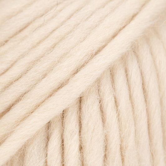 Detailaufnahme von der Wolle DROPS Snow in der Farbe 130 marzipan. Die Farbe marzipan ist ein heller cremefarbener Farbton.