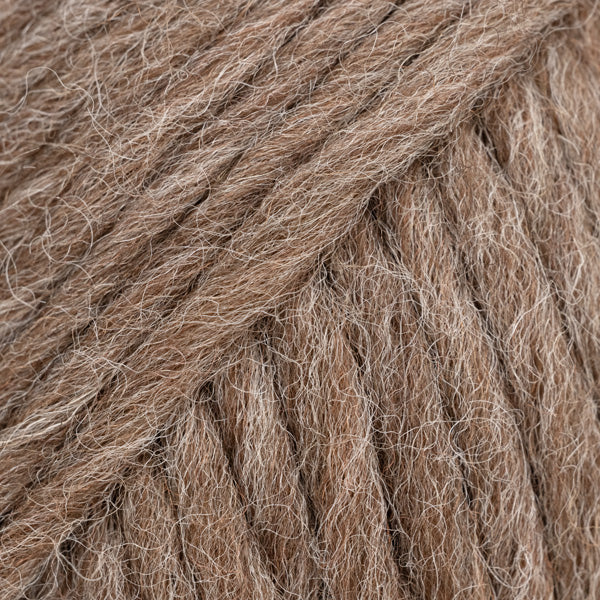Detailaufnahme von der Wolle DROPS Snow in der Farbe 131 nebelbraun. Die Farbe nebelbraun ist ein mittlerer Braunton mit sichtbaren hellen Häärchen.
