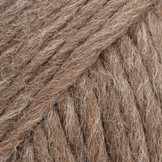 Detailaufnahme von der Wolle DROPS Snow in der Farbe 131 nebelbraun. Die Farbe nebelbraun ist ein mittlerer Braunton mit sichtbaren hellen Häärchen.