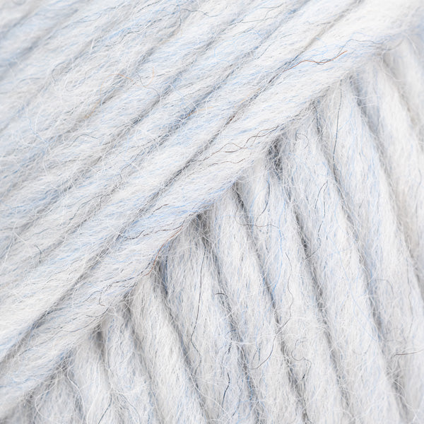 Detailaufnahme von der Wolle DROPS Snow in der Farbe 132 winternebel. Die Farbe winternebel ist ein kalter, sehr heller Farbton mit einer blau-gräulicher Note.