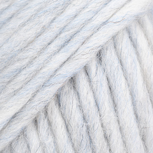 Detailaufnahme von der Wolle DROPS Snow in der Farbe 132 winternebel. Die Farbe winternebel ist ein kalter, sehr heller Farbton mit einer blau-gräulicher Note.