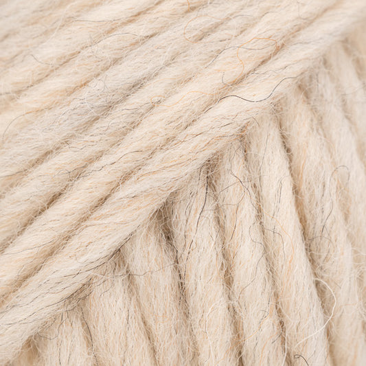 Detailaufnahme von der Wolle DROPS Snow in der Farbe 134 marmor. Die Farbe marmor ist ein hellbeiger Farbton mit etwas dunkleren eingezwirnten Fäden.