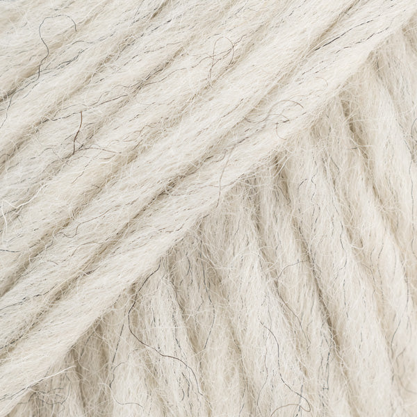 Detailaufnahme von der Wolle DROPS Snow in der Farbe 134 mondschein. Die Farbe mondschein ist eine sehr heller grau-beiger Farbton. 