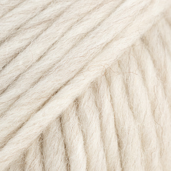 Detailaufnahme von der Wolle DROPS Snow in der Farbe 135 graues geflüster. Die Farbe graues geflüster ist ein sehr grauer Farbton mit einer leichten beige Nuance.