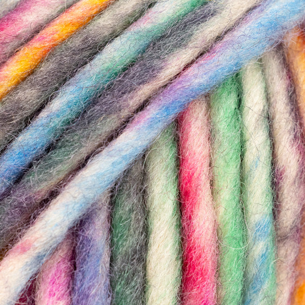 Detailaufnahme von der Wolle DROPS Snow in der Farbe 136 gartenparty print. Die Farbe besteht aus cremefarbenen, orangen, blauen, grünen und dunkelgrauen Abschnitten.