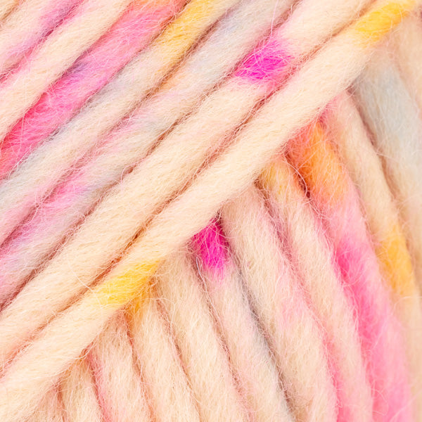 Detailaufnahme von der Wolle DROPS Snow in der Farbe 139 zuckerstreusel print. Die Farbe besteht aus cremefarbenen, orangen, pinken und gelben Abschnitten.