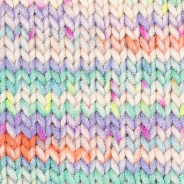 Detailaufnahme eines Strickstücks von der Wolle DROPS Snow in der Farbe 140 bunter karneval print. Die Farbe besteht aus cremefarbenen, orangen, grünen, gelben und lila Abschnitten.
