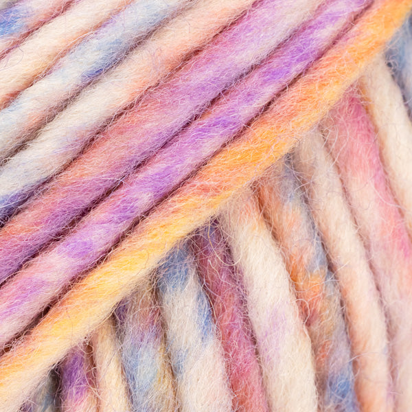 Detailaufnahme von der Wolle DROPS Snow in der Farbe 143 feenmärchen print. Die Farbe besteht aus cremefarbenen, orangen, blauen, rosafarbenen und lila Abschnitten.