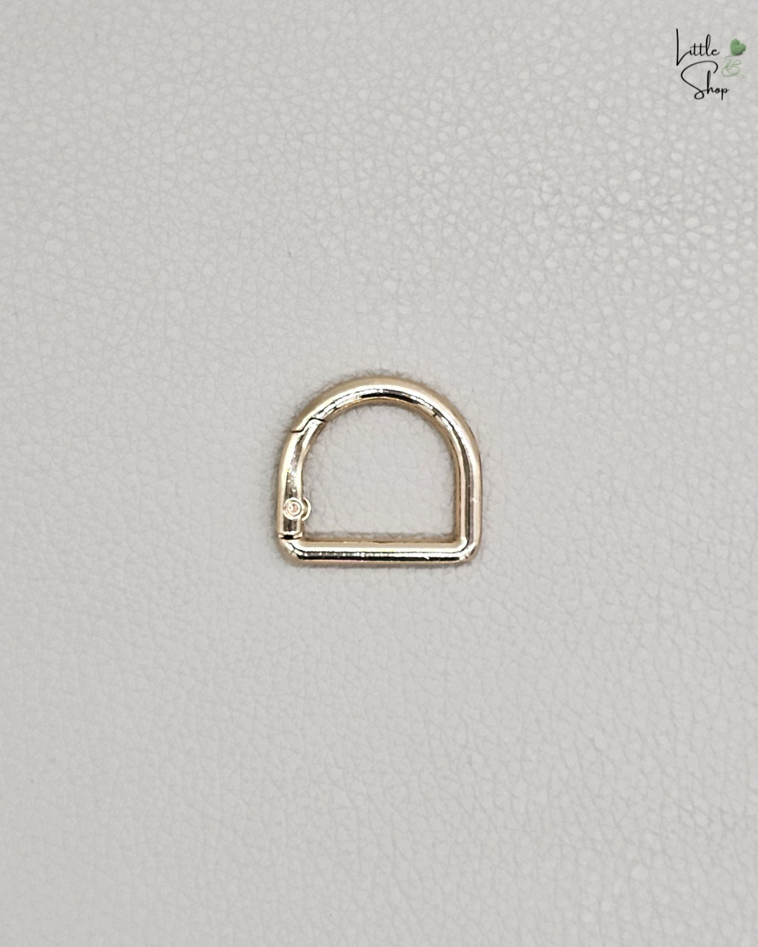 Goldfarbener Karabiner in D-Form mit seitlicher Öffnung.