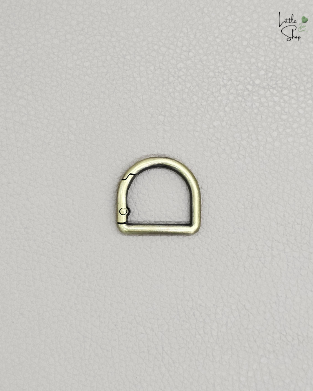 Messingfarbener Karabiner in D-Form mit seitlicher Öffnung.