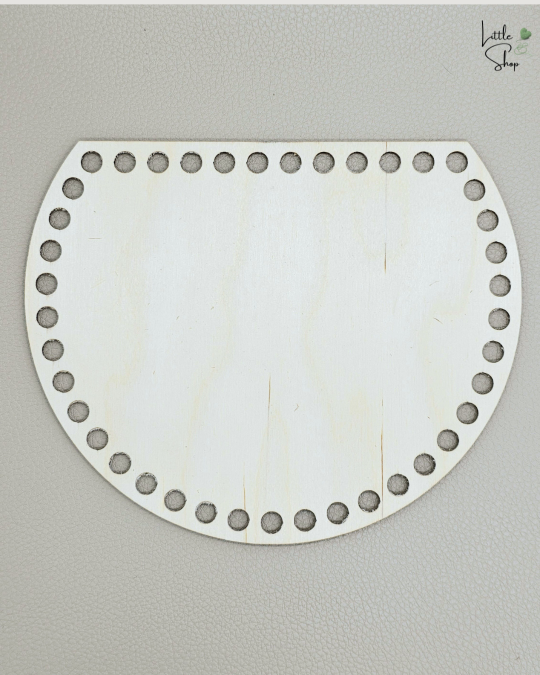 Gelochter Holzboden für die Herstellung von Häkelkörben, welche ideal an eine Wand passen.