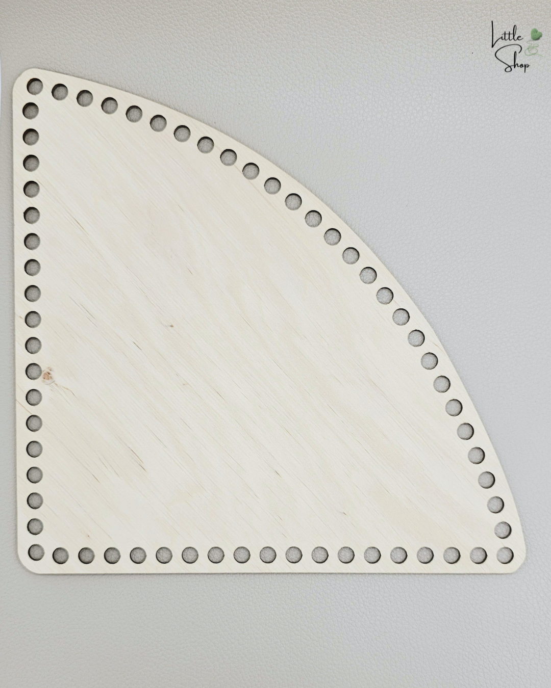 Grosser gelochter Holzboden für die Herstellung von Häkelkörben, welche ideal in eine Ecke passen.