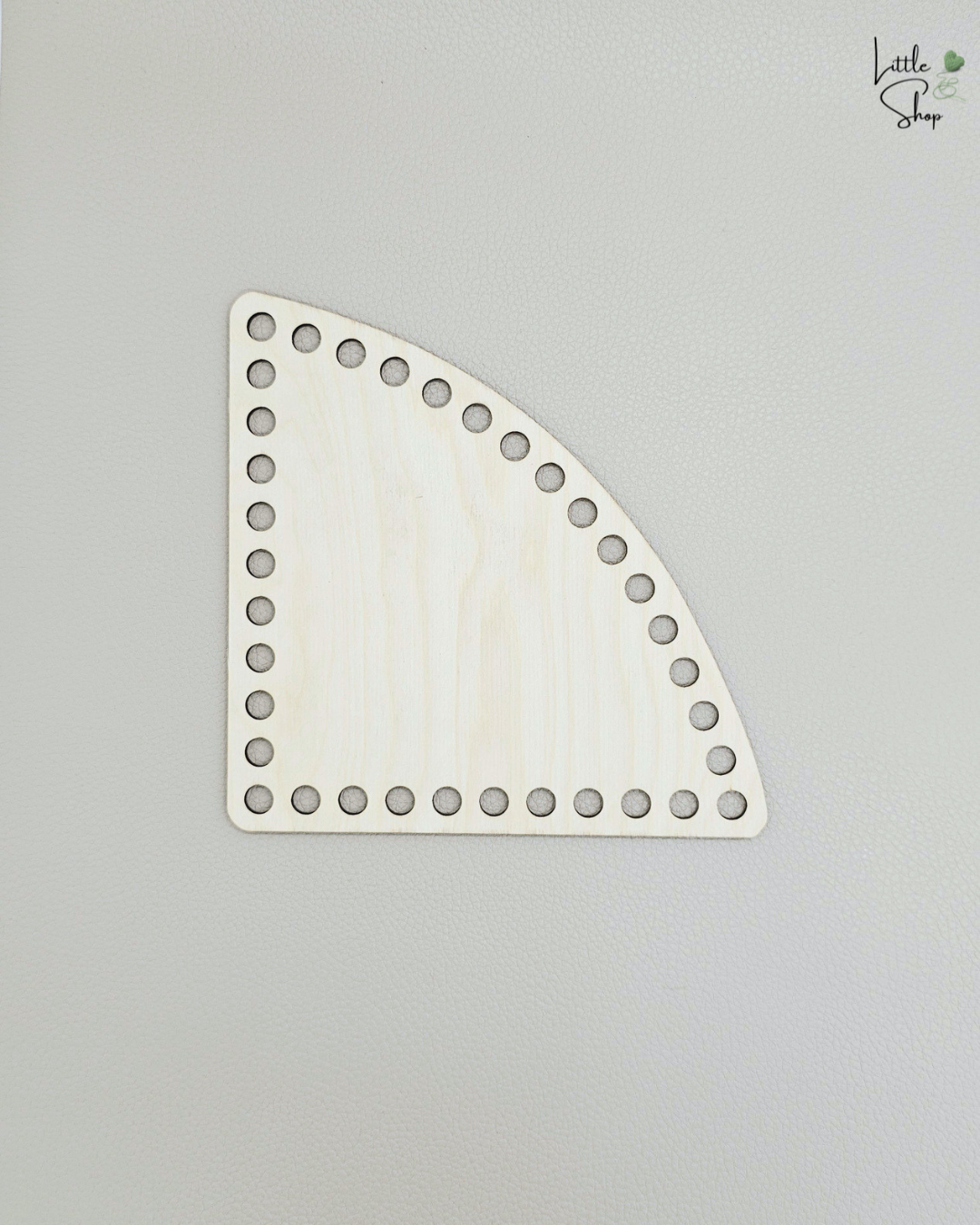 Kleiner gelochter Holzboden für die Herstellung von Häkelkörben, welche ideal in eine Ecke passen.