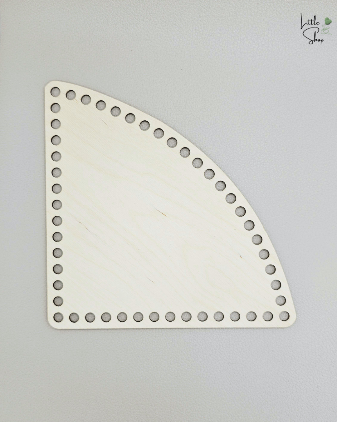 Mittlerer gelochter Holzboden für die Herstellung von Häkelkörben, welche ideal in eine Ecke passen.