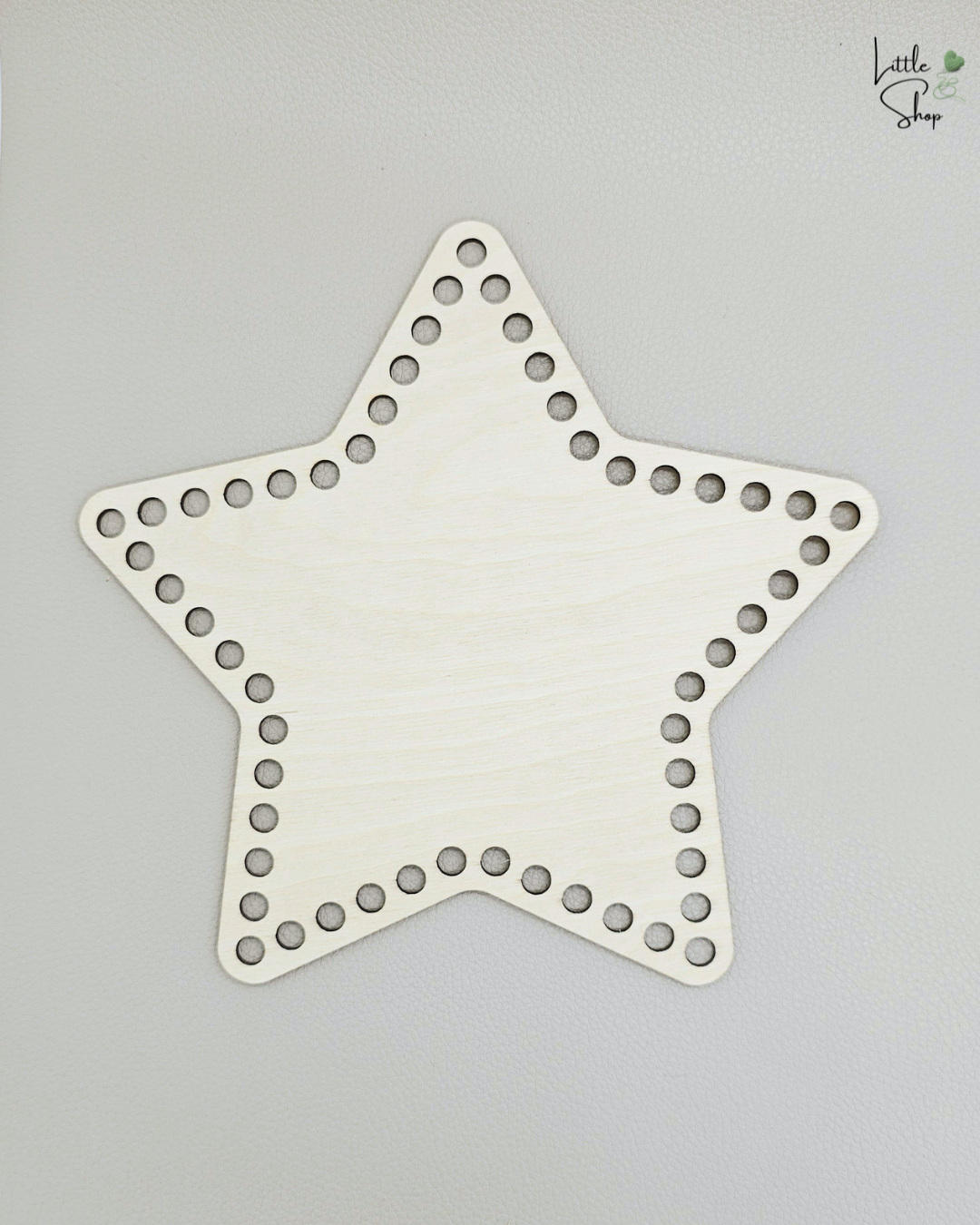 Grosser gelochter Holzboden in Sternform für die Herstellung von Häkelkörben.