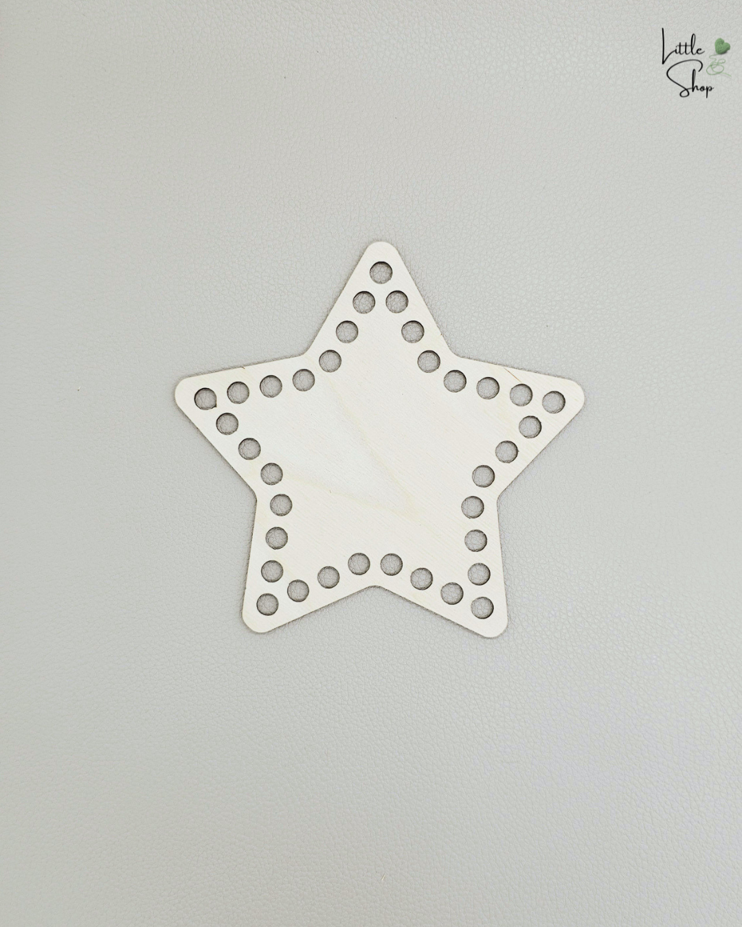 Kleiner gelochter Holzboden in Sternform für die Herstellung von Häkelkörben.