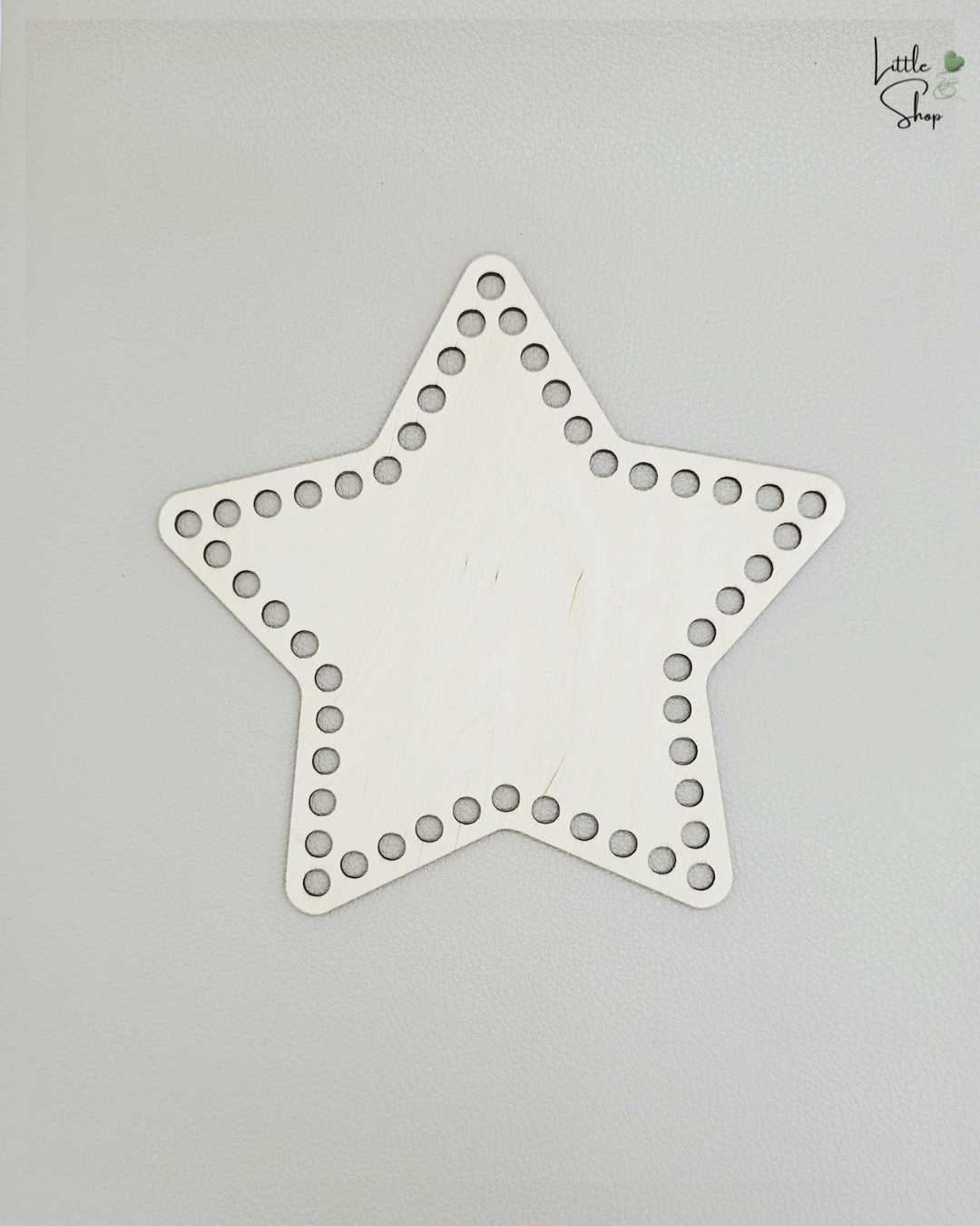 Mittlerer gelochter Holzboden in Sternform für die Herstellung von Häkelkörben.