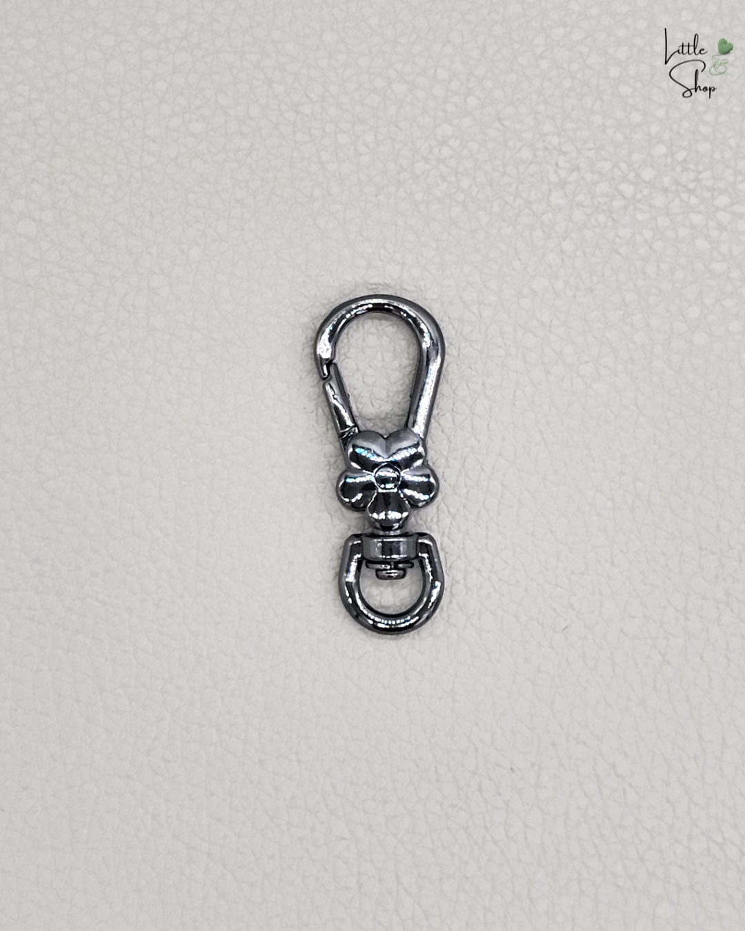 Metallkarabiner mit dekorativer Blume in der Farbe gunblack.