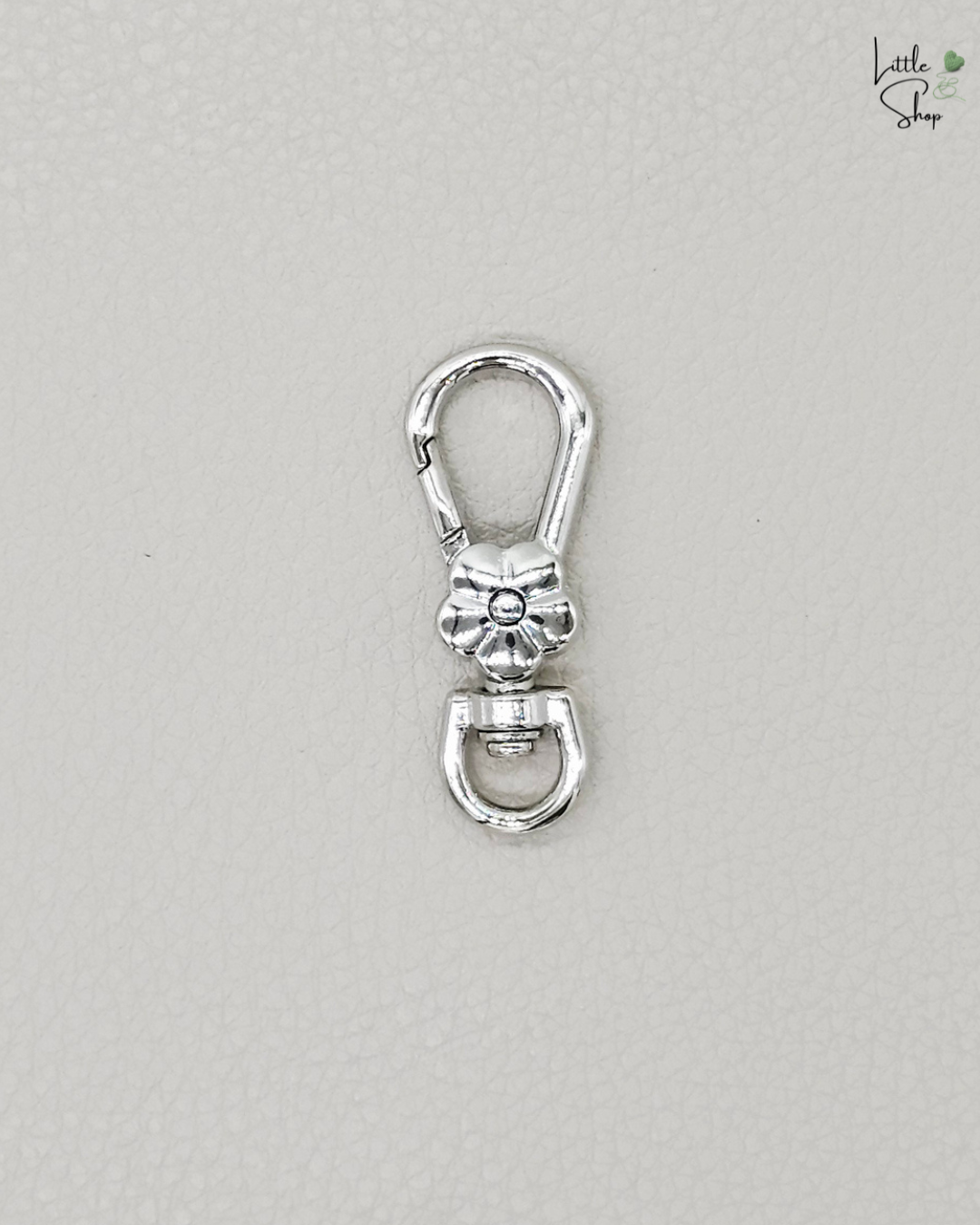 Metallkarabiner mit dekorativer Blume in der Farbe silber.