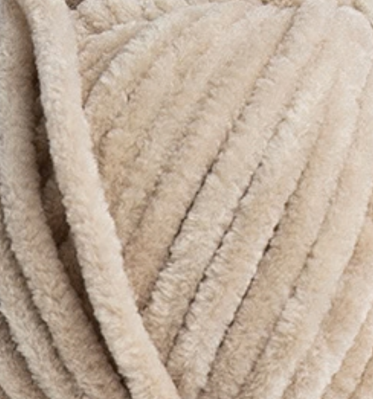 Detailaufnahme des Chenillegarns Katia Bambi in der Farbe 306 caramel.
