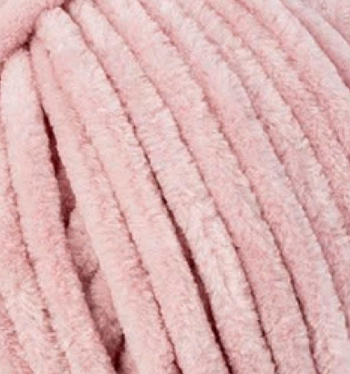 Detailaufnahme des Chenillegarns Katia Bambi in der Farbe 326 altrosa.