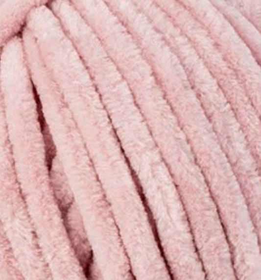 Detailaufnahme des Chenillegarns Katia Bambi in der Farbe 326 altrosa.