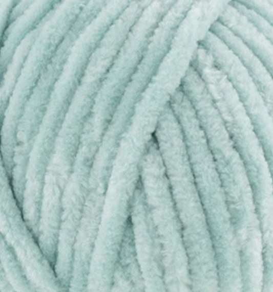 Detailaufnahme des Chenillegarns Katia Bambi in der Farbe 328 aqua.