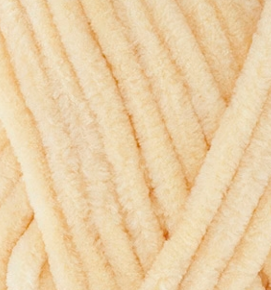 Detailaufnahme des Chenillegarns Katia Bambi in der Farbe 342 apricot.