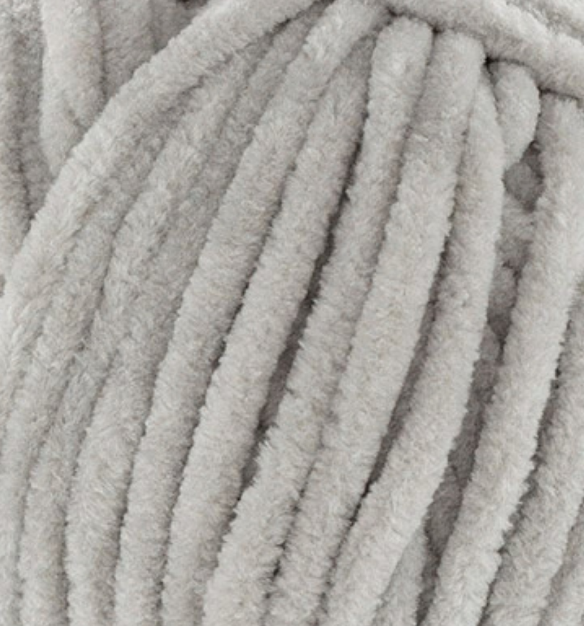 Detailaufnahme des Chenillegarns Katia Bambi in der Farbe 344 hellgrau.