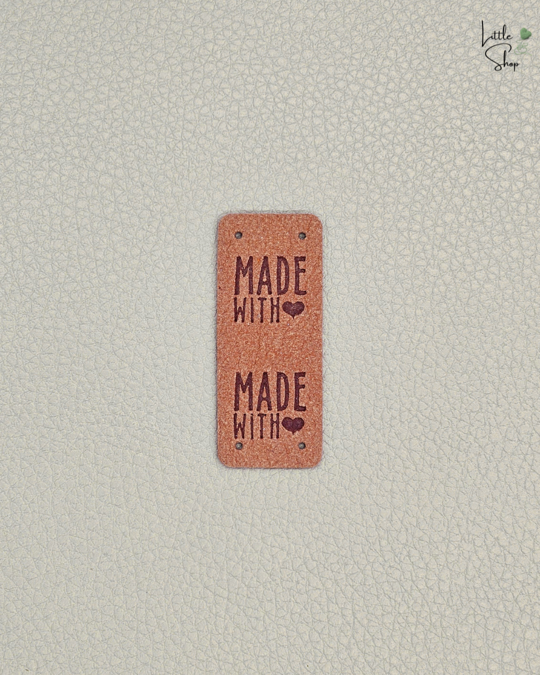 Cognacfarbenes Klapplabel in Velouroptik mit dem Schriftzug "Made with ❤️"
